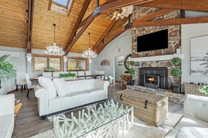 Smart-TV, Kamin, Videospiele, Tischfußball