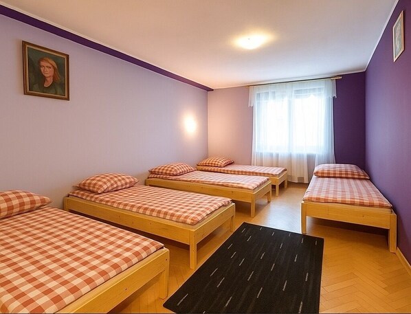 9 bedrooms, free WiFi, bed sheets - BIZAR Hostel in Izabelin-Dziekanówek (Izabelin-Dziekanówek)