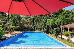 ห้องพัก, 1 ห้องนอน, พ ร้อมสิ่งอำนวยความสะดวกสำหรับผู้พิการ, ระเบียง | สระว่ายน้ำ | สระว่ายน้ำกลางแจ้ง