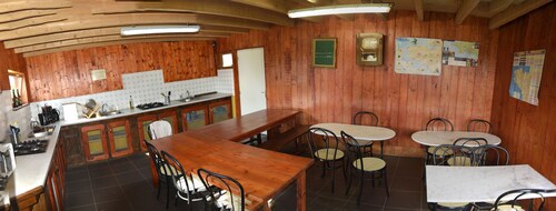 yourtes et roulotte de la Laïta en bord de mer