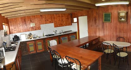 yourtes et roulotte de la LaĂŻta en bord de mer