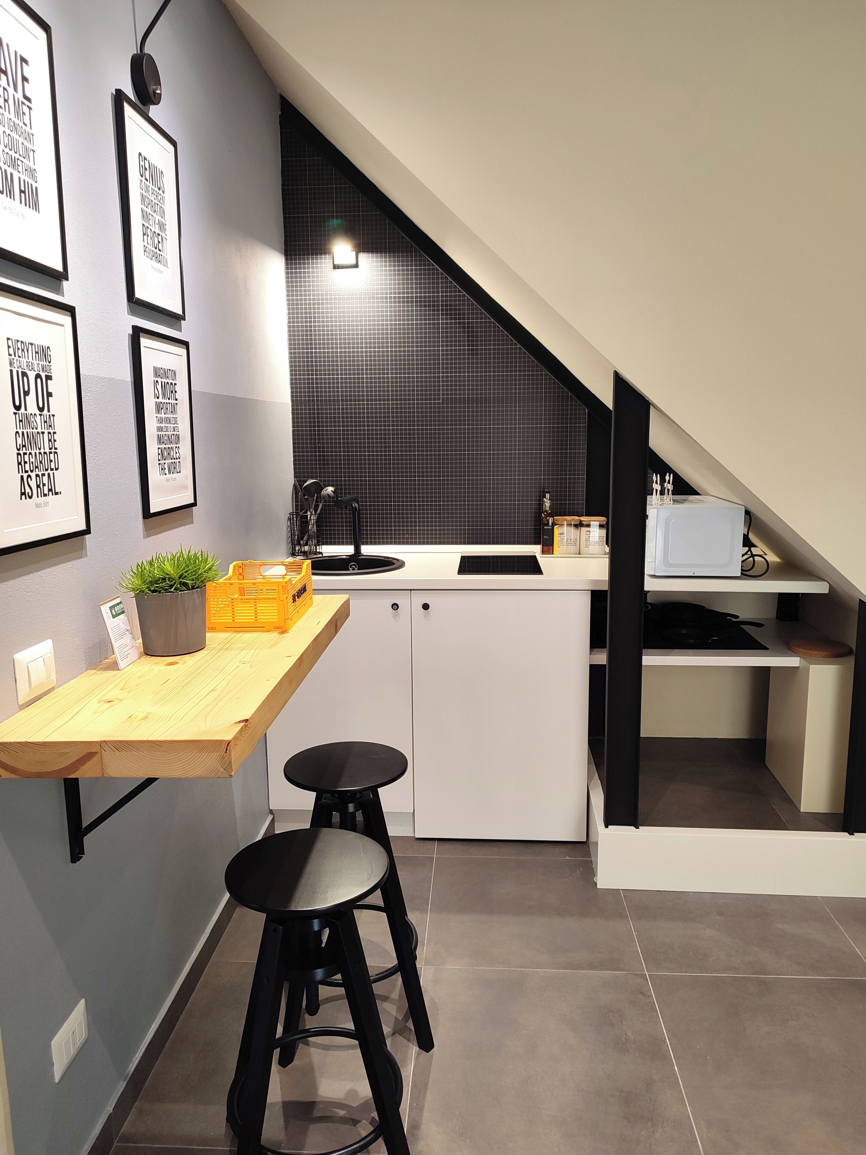 Kühlschrank, Mikrowelle, Herdplatte, Wasserkocher mit Kaffee-/Teezubehör