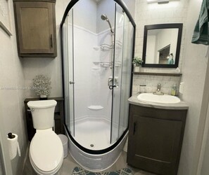 Hair dryer, towels, soap, toilet paper - RV in fantastic Key Largo, FL (Key Largo)