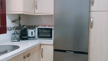 Een koelkast, een magnetron, een oven, een kookplaat