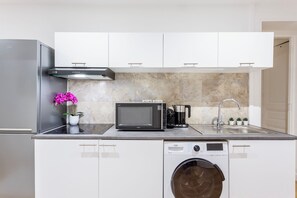 Appartement | Cuisine privée | Réfrigérateur, micro-ondes, four, plaque de cuisson