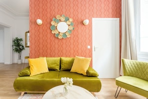 Appartement | Coin séjour | TV connectée, Netflix, services de streaming, espaces bureaux