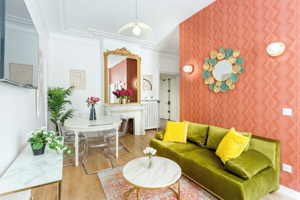 Appartement | Coin séjour | TV connectée, Netflix, services de streaming, espaces bureaux