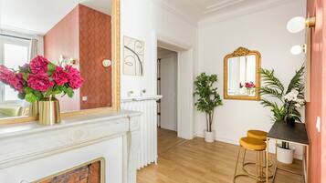 Appartement | Coin séjour | TV connectée, Netflix, services de streaming, espaces bureaux