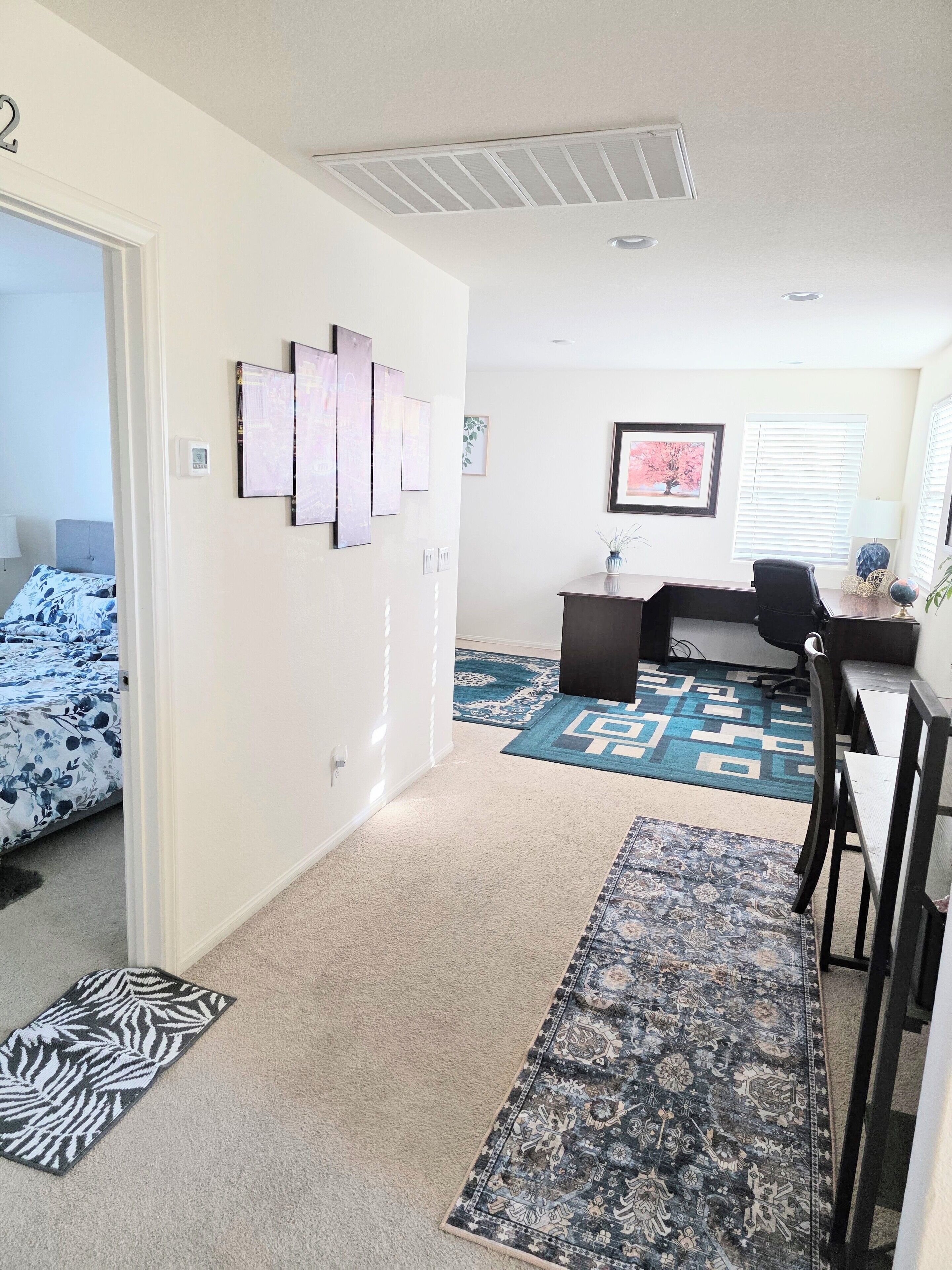 Een strijkplank/strijkijzer, beddengoed