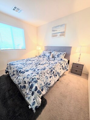 Tabla de planchar con plancha y ropa de cama