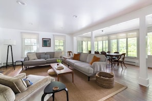 Smart-TV, peis og bøker