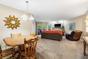 Apartamento, varias camas, balcón, vistas al campo de golf (Fairway Retreat) | Interior