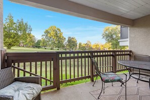 Lejlighed - flere senge - balkon - udsigt til golfbane (Fairway Retreat) | Udsigt fra værelset