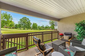 Apartment, Mehrere Betten, Balkon, Blick auf den Golfplatz (Fairway Retreat) | Unterkunftsgelände