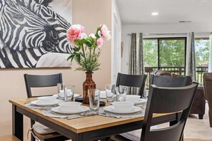 Apartment, Mehrere Betten, Balkon, Blick auf den Golfplatz (Fairway Retreat) | Speisen