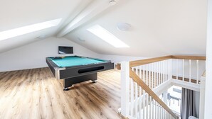 A pool table in a room with wooden flooring and skylights. - Ferienhaus in Dagebuell im skandinavischen Stil (Dagebüll)