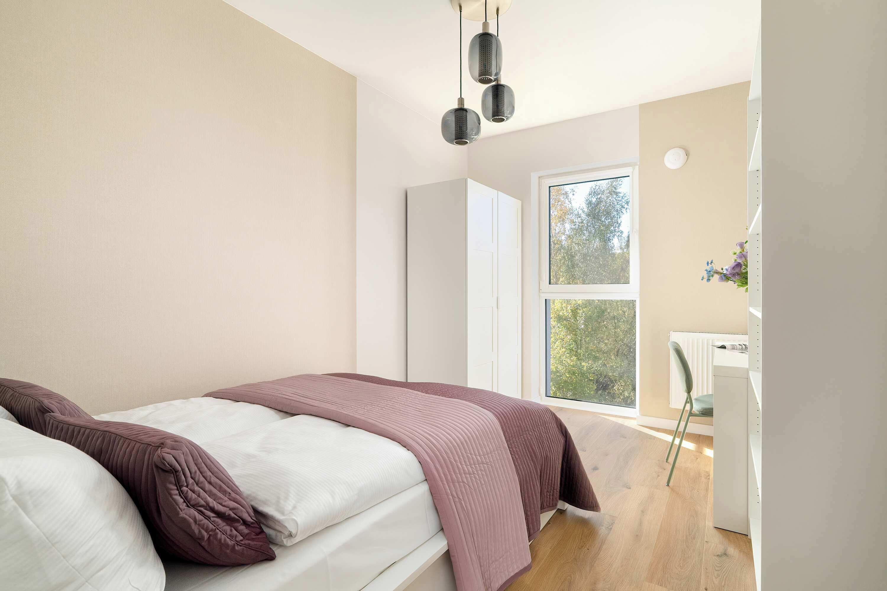 2 bedrooms, desk, iron/ironing board, travel crib