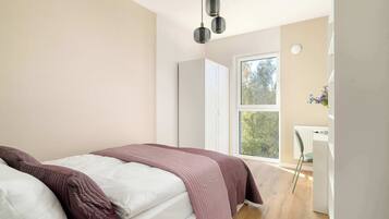 2 makuuhuonetta, työpöytä, silitysrauta/-lauta, vauvan matkasänky