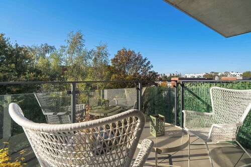 Żelazna 1 Poznań | Spacious Apartment with Desks and Parking