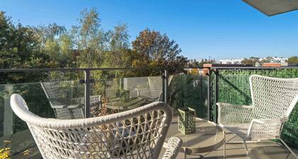 Żelazna 1 Poznań | Spacious Apartment with Desks and Parking