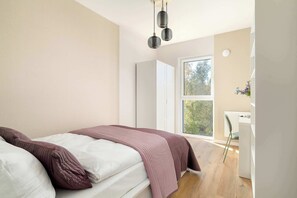 2 habitaciones, escritorio y tabla de planchar con plancha 