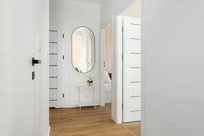 2 makuuhuonetta, työpöytä, silitysrauta/-lauta, vauvan matkasänky