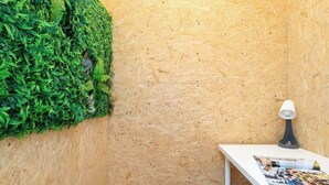 Una habitación con pared de madera, una mesa blanca y una lámpara.