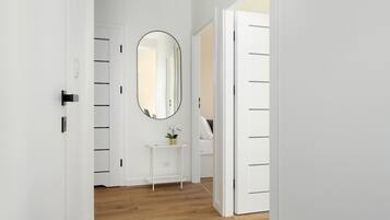 2 chambres, bureau, fer et planche Ă repasser, lit parapluie