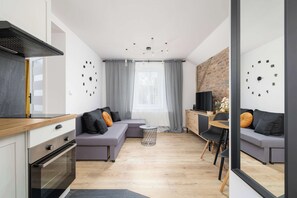 TV, offices - Betonowa 4 Czeladź | Brick Cozy Apartment | Remote Work (Czeladź)