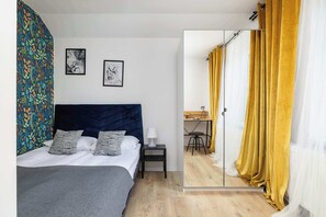 1 dormitorio, escritorio, tabla de planchar con plancha y cuna de viaje