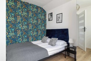 1 habitación, escritorio, tabla de planchar con plancha y cuna de viaje