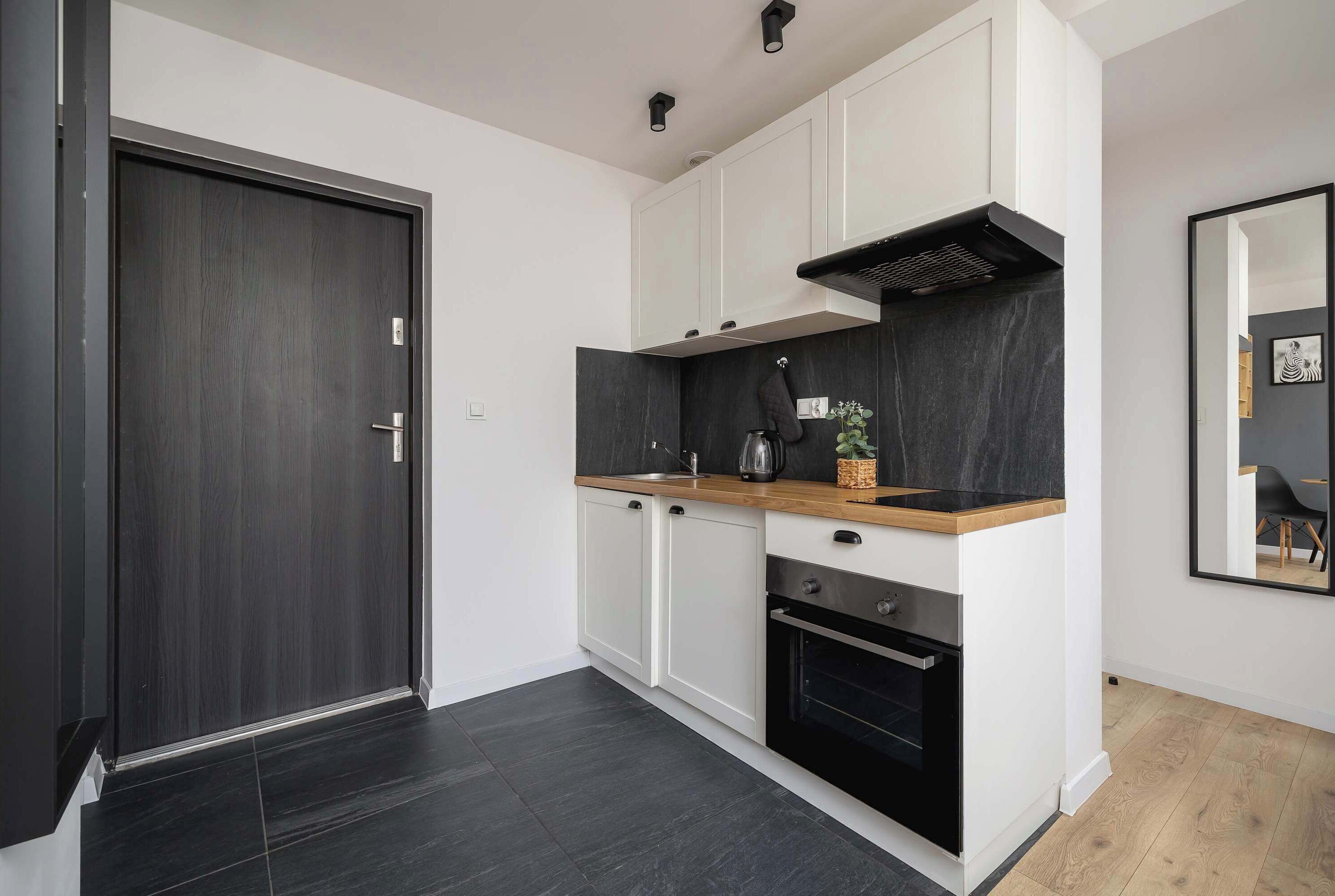 Geladeira, cooktop, cafeteira/chaleira