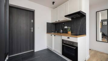 Jääkaappi, liesi, kahvin-/teenkeitin