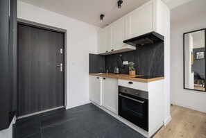 Kühlschrank, Herdplatte, Wasserkocher mit Kaffee-/Teezubehör