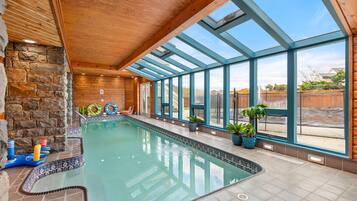 Alberca techada y alberca al aire libre