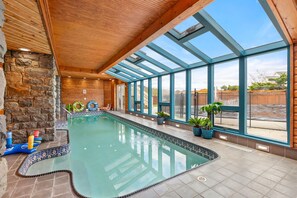 Alberca techada y alberca al aire libre