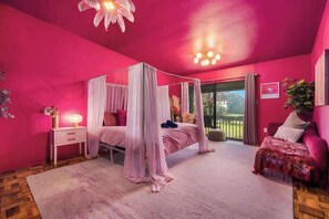 9 habitaciones, tabla de planchar con plancha y cuna de viaje 