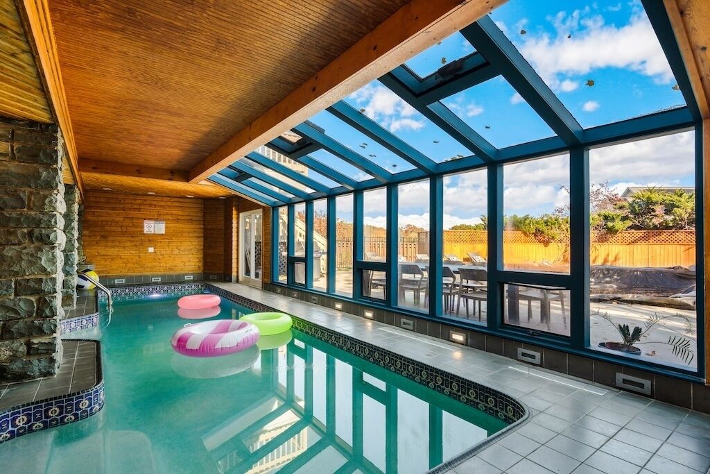 Innendørsbasseng og utendørsbasseng