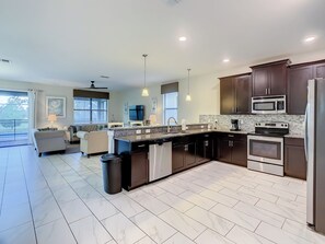 Jääkaappi, mikroaaltouuni, uuni, liesi