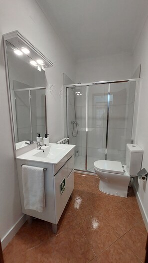 Superior Apartment, Balcony, Pool View | Bathroom