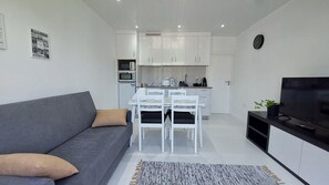 Appartement Économique, vue jardin | Cuisine privée | Réfrigérateur dans l'espace commun, bouilloire électrique, grille-pain