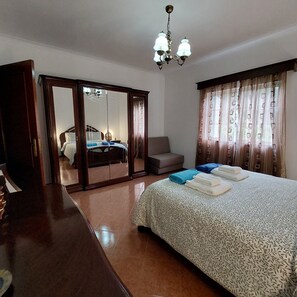 Departamento tradicional, balcón, vista a la alberca | Cortinas blackout, tabla de planchar con plancha y wifi gratis 