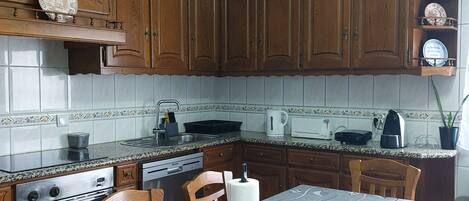 Apartamento tradicional, balcón, vistas a la piscina | Cocina privada | Nevera en la zona común, hervidor eléctrico, tostadora y trona infantil