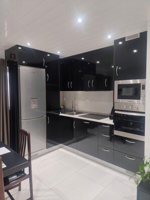 Familjelägenhet - utsikt mot trädgården | Eget kök | Kyl i allmänt utrymme, vattenkokare, brödrost och barnstol