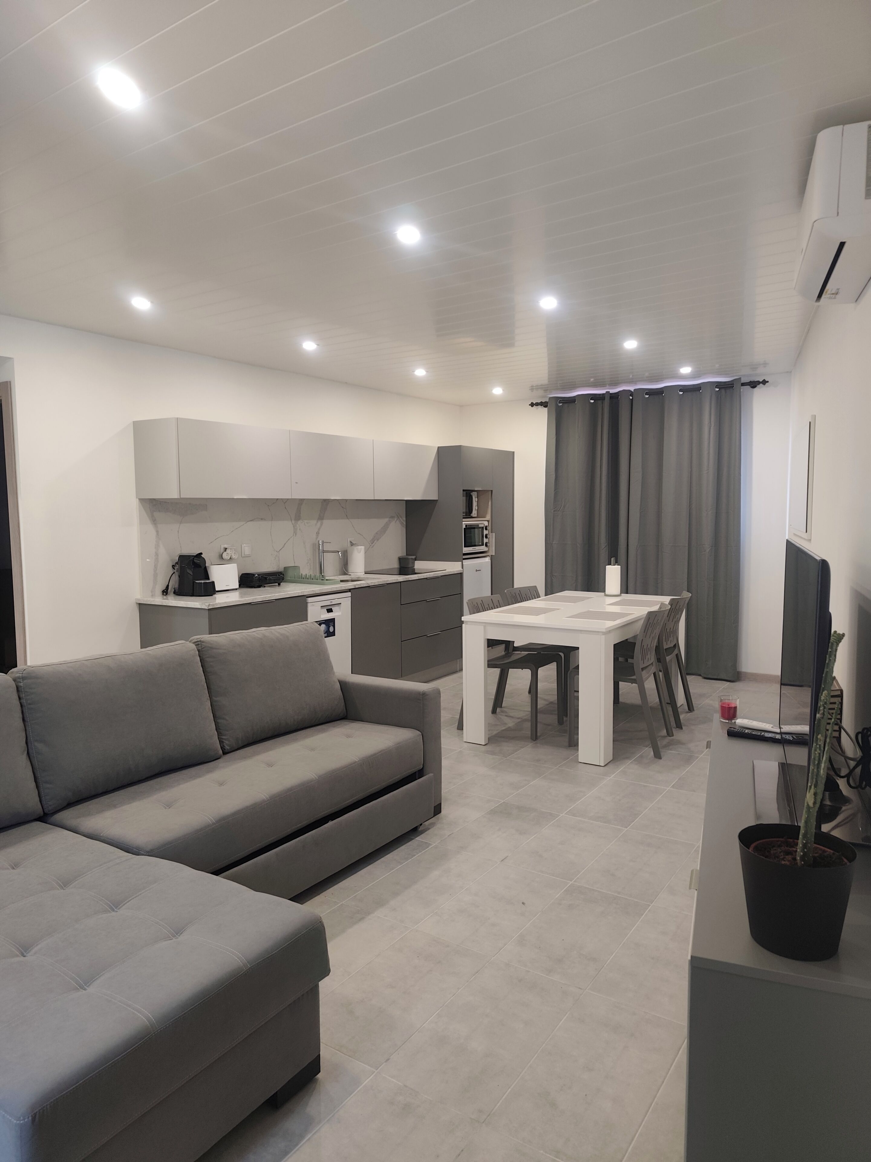 Deluxe Apartment, Mountain View | Private kitchen | Shared fridge, electric kettle, toaster, highchair