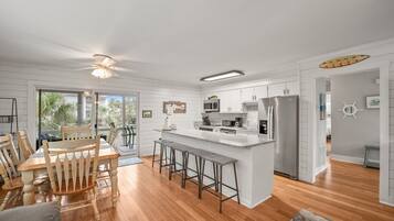 Microondas, horno, placa de cocina, lavavajillas