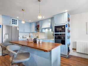 Refrigerador, microondas, horno y tetera eléctrica 