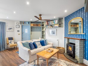 Smart TV, fireplace, DVD player - A Coastal Haven at 2 Harbour View (Roundstone)