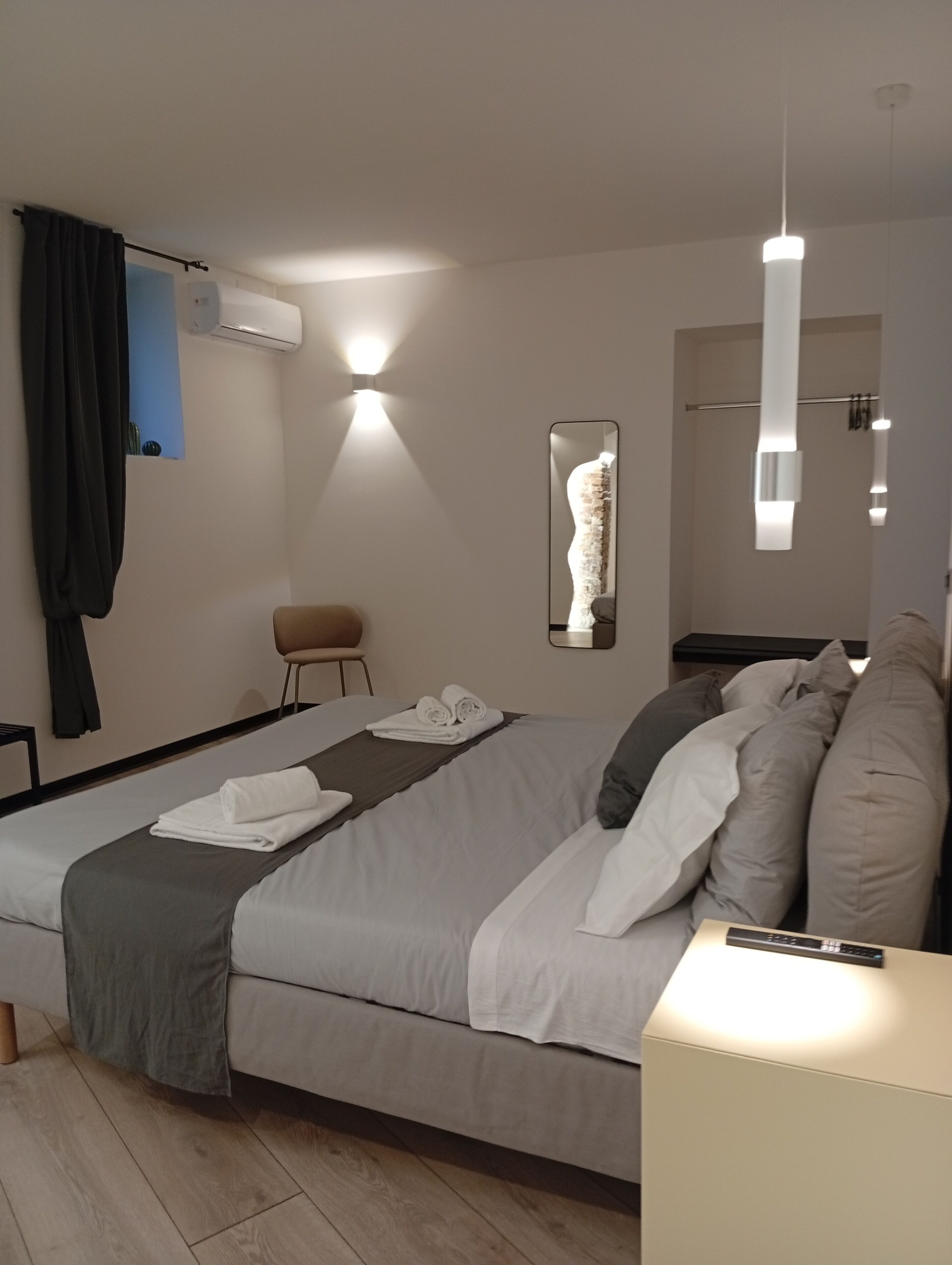 8 camere, accesso a Internet, lenzuola