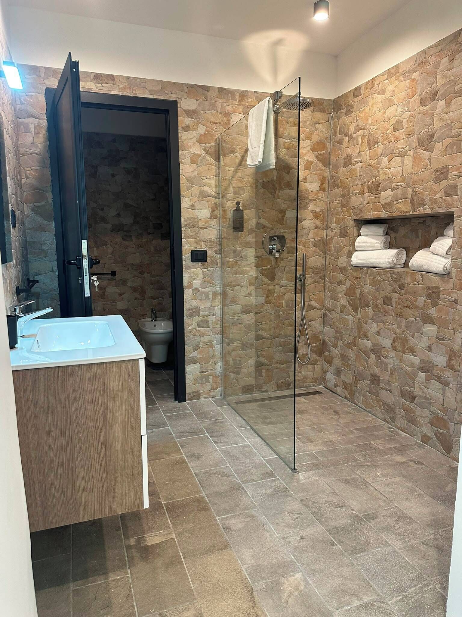 Doccia, asciugacapelli, bidet, asciugamani